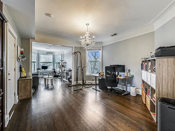 3rd image of 3136 N Kenmore Ave APT 3