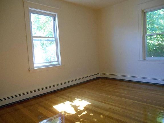 2nd image of 439 Newport Ave #2L