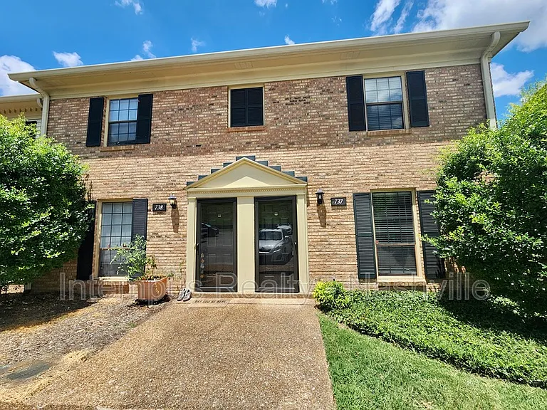 737 Fox Ridge Dr — Photo 1