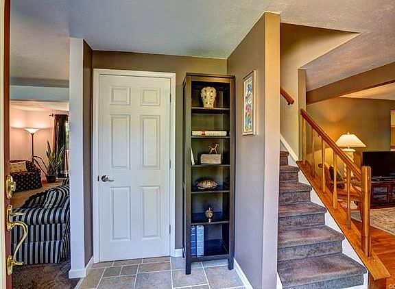 5th image of 9638 Della Dr