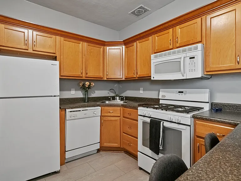 7 Greeley St — Photo 4