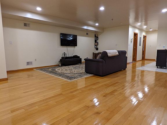 2nd image of 910 Summit Ave #301