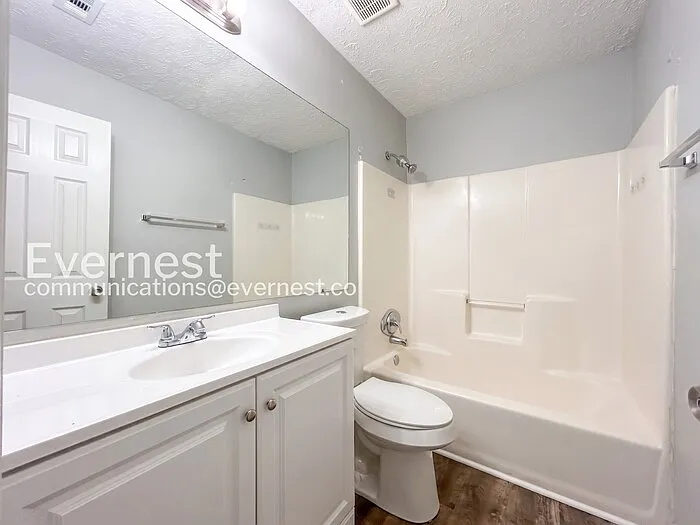 1336 Yorkshire Ln — Photo 10