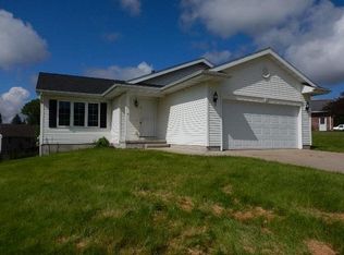 28 Red Maple Ct, Central City, IA 52214