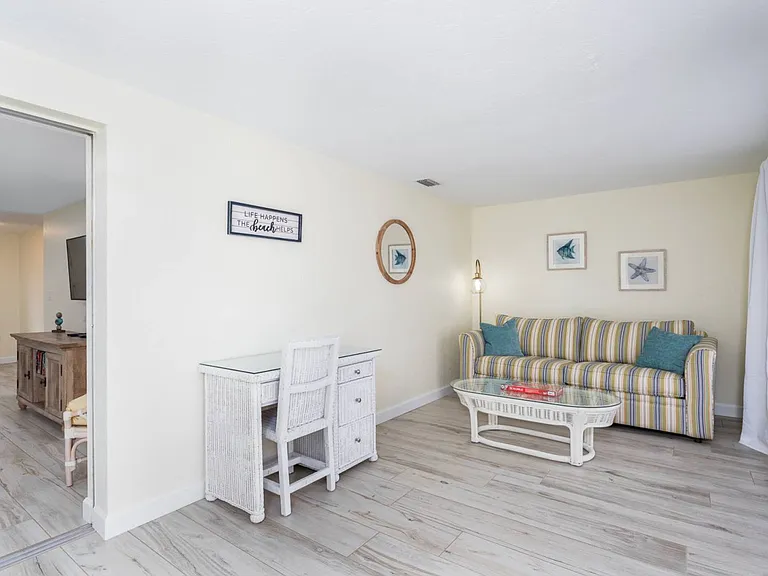 6836 Roxbury Dr — Photo 9