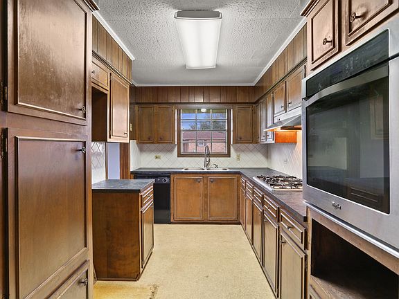5th image of 2206 Mary Hughes Dr