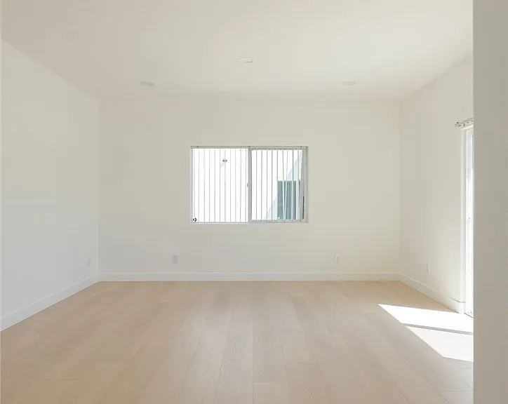 14605 Wyandotte St — Photo 37