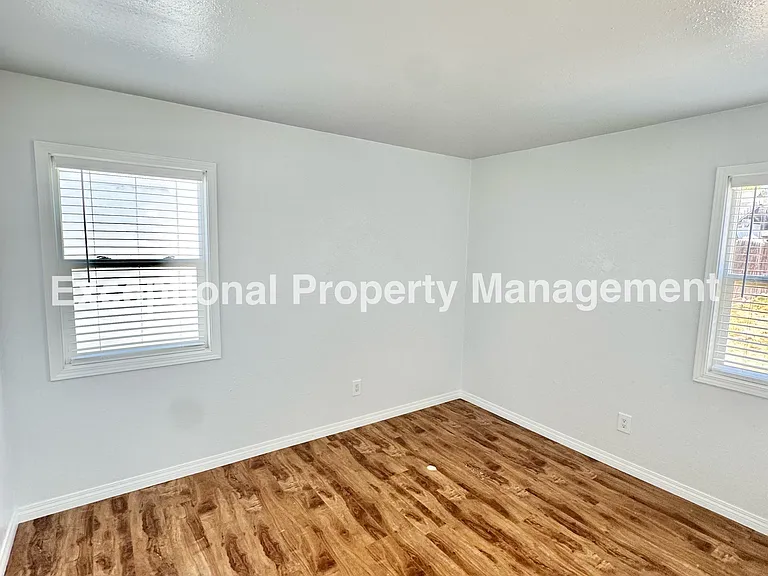 920 Western Ave — Photo 6