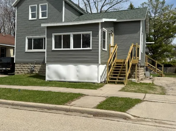 810 4th St, Menominee, MI 49858