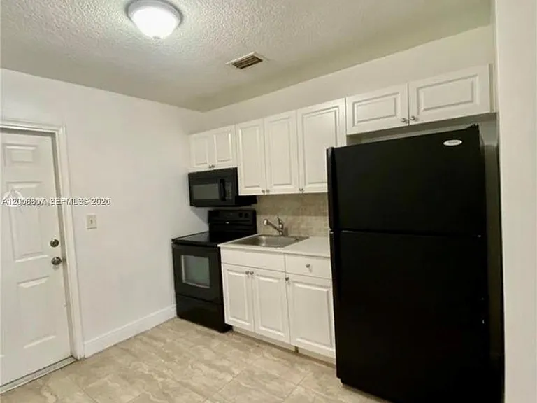 4141 SW 20th St #3 — Photo 2