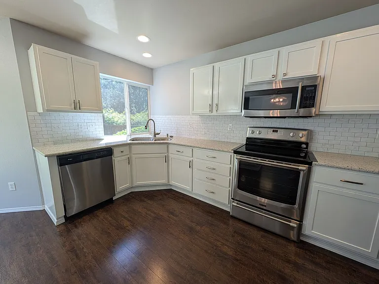 2233 Wallace Loop — Photo 10