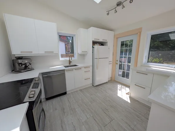 204A Flora St, Ottawa, ON K1R 5R7