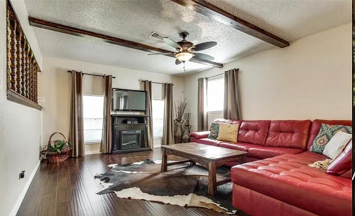 3 bed, 1368 sqft, $2,650 — Photo 2