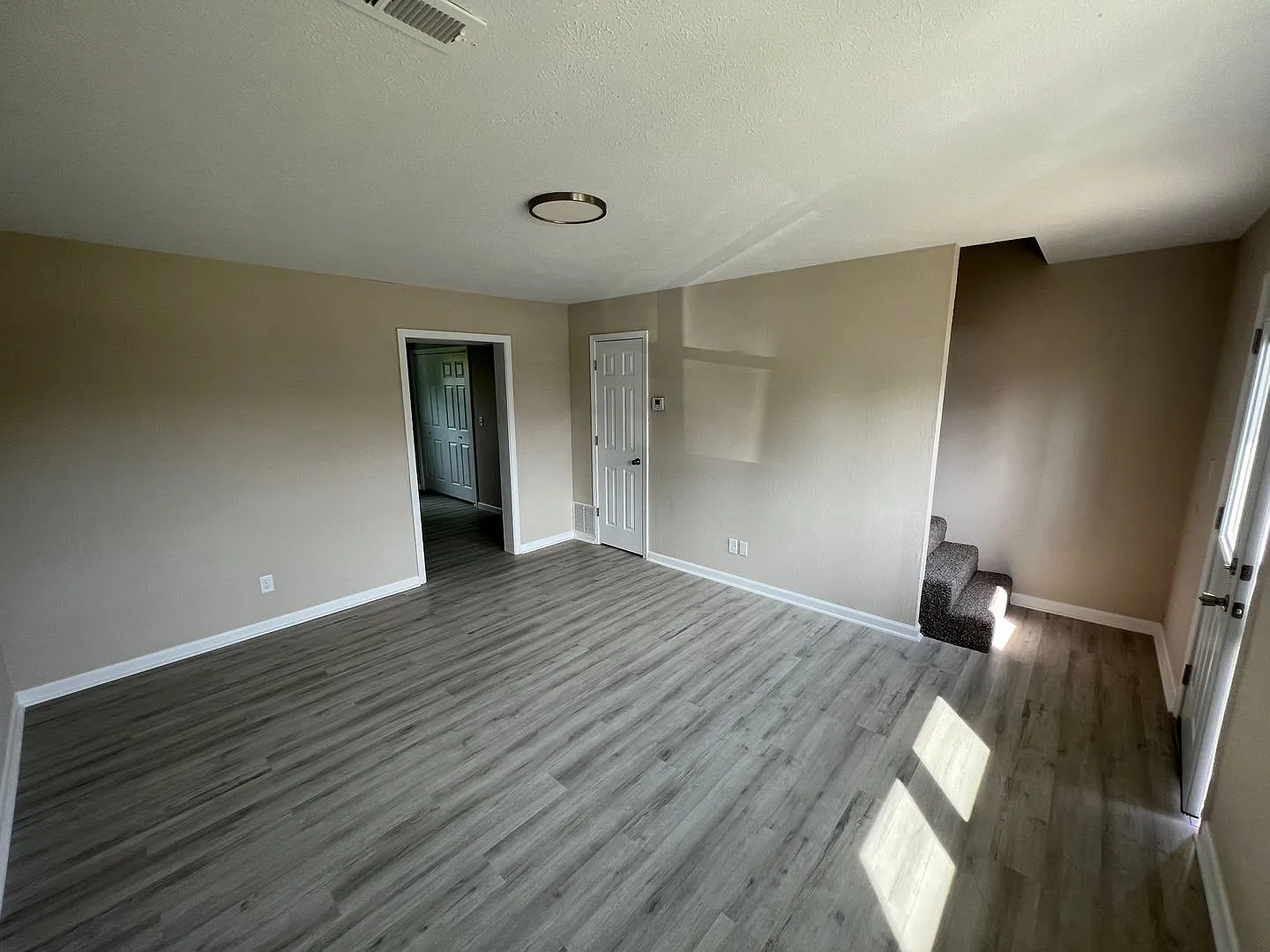 Bain St 4-plex — Photo 4