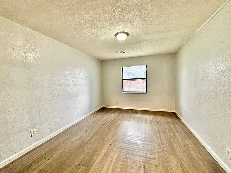 82 West — Photo 25