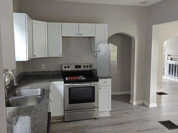 5th image of 124 Dana Ave