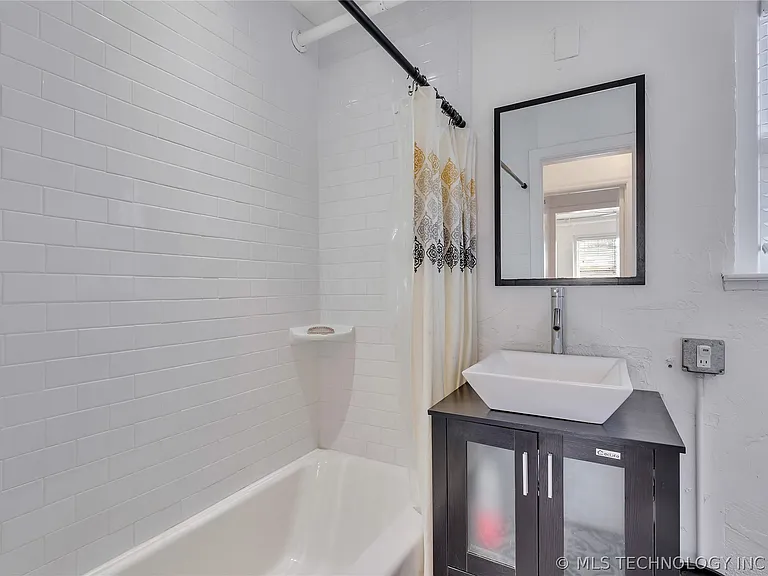 1522 E 17th St — Photo 17