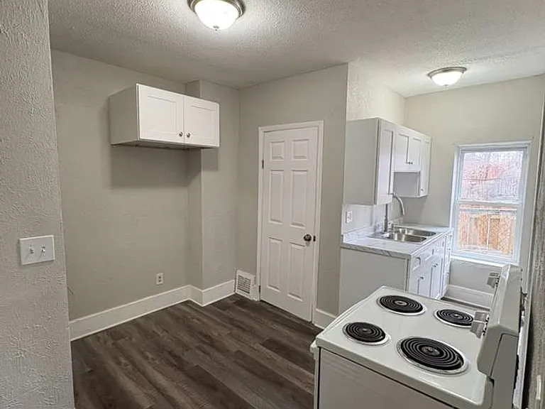 133-135 W Jackson St — Photo 6