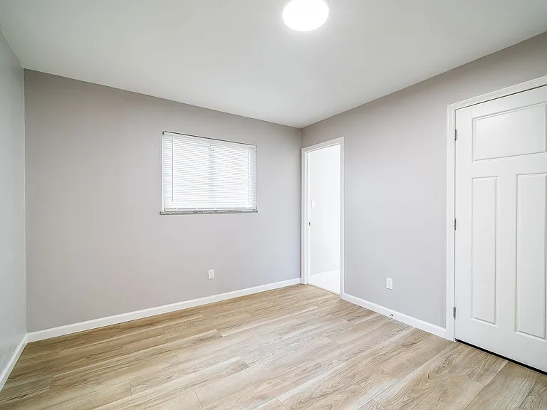 1075 Oak St — Photo 17