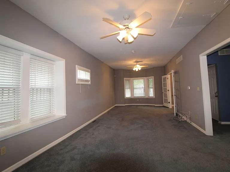 3215 Charlotte St — Photo 11