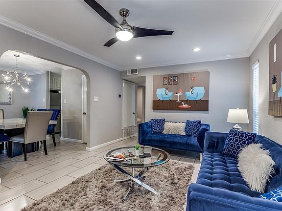 4th image of 2213 Park Hill Dr #15