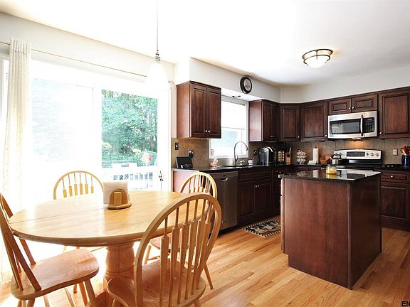 4th image of 37 Dorsman Dr
