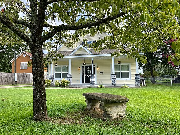 3rd image of 1304 Magnolia Ave