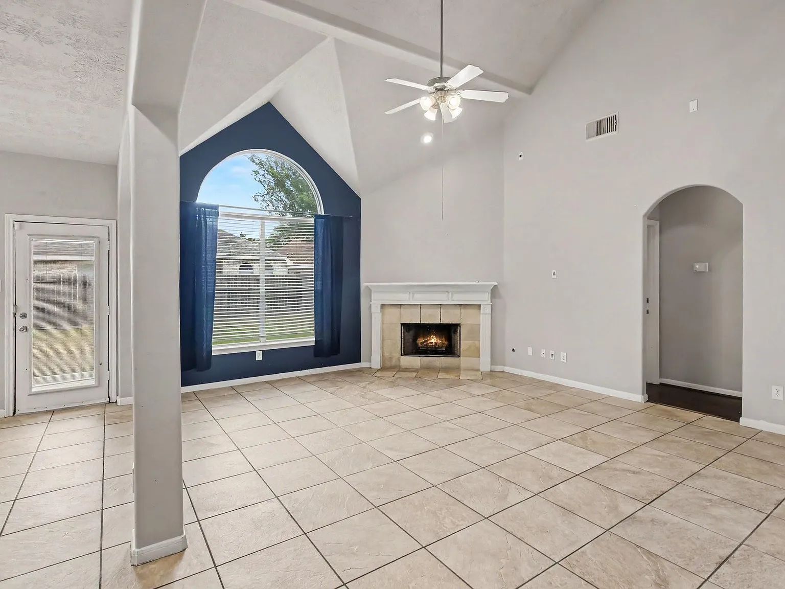 4 bed, 2.5 bath, 2758 sqft, $2,550 — Photo 2