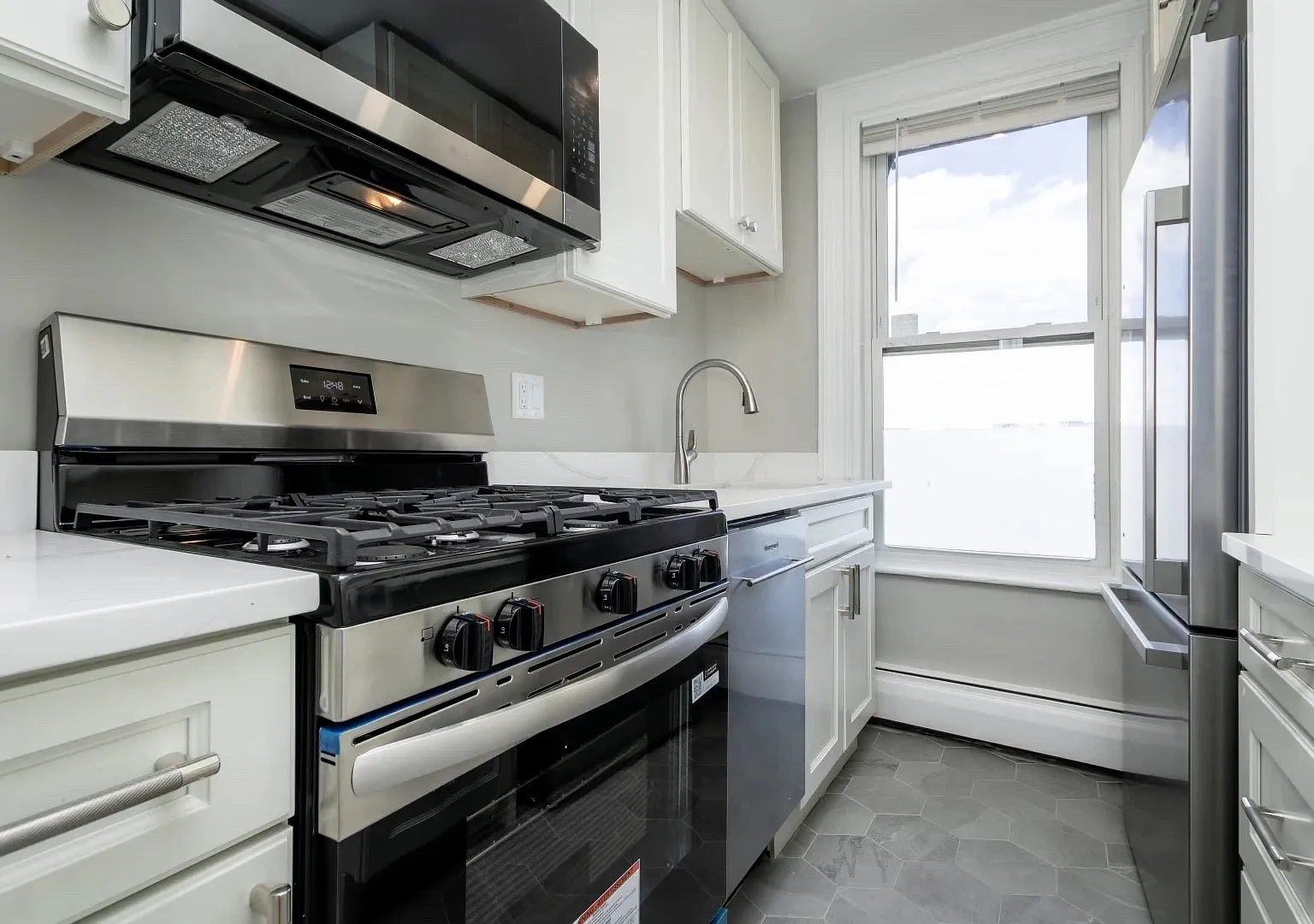 3 bed, 1375 sqft, $5,500 — Photo 3