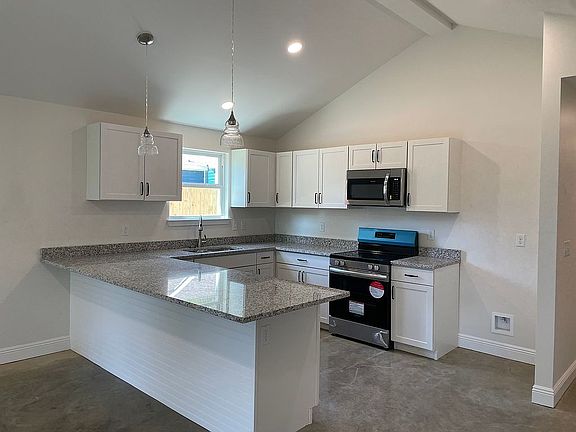 3rd image of 4012 Southern Oaks Dr