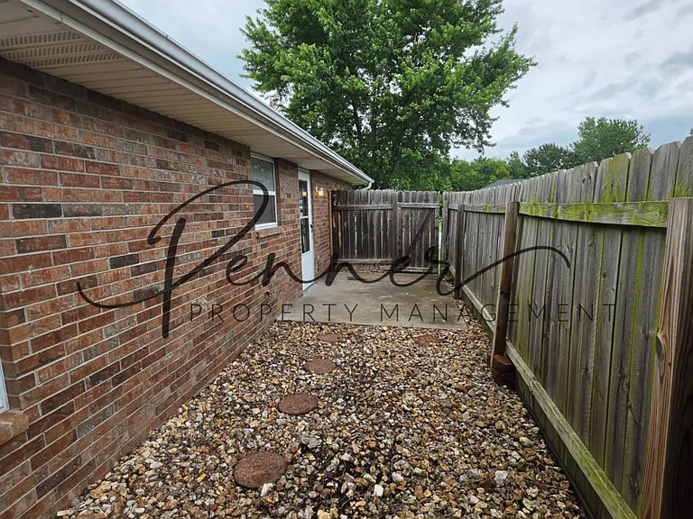 209 NW Woodbury Dr — Photo 9