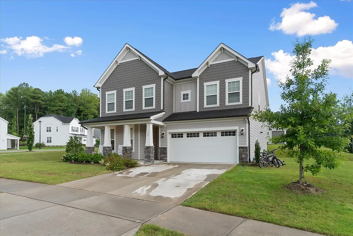 5 bed, 2863 sqft, $2,999 — Photo 3