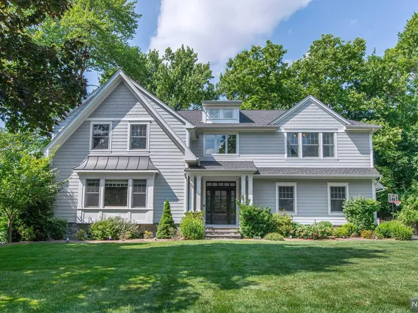 130 Starr Pl, Wyckoff, NJ 07481