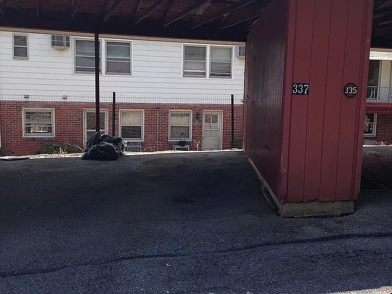 335 E Walnut St — Photo 18