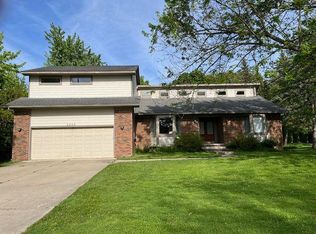 3905 E Newland Dr, West Bloomfield, MI 48323