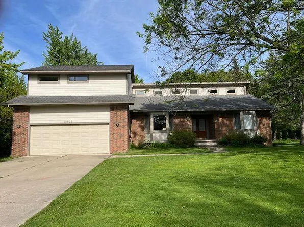 3905 E Newland Dr, West Bloomfield, MI 48323
