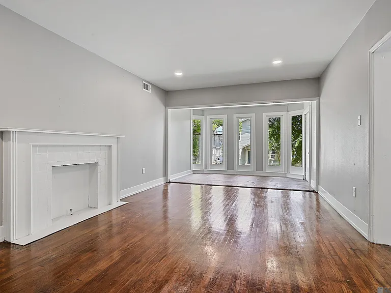 416 E State St — Photo 5