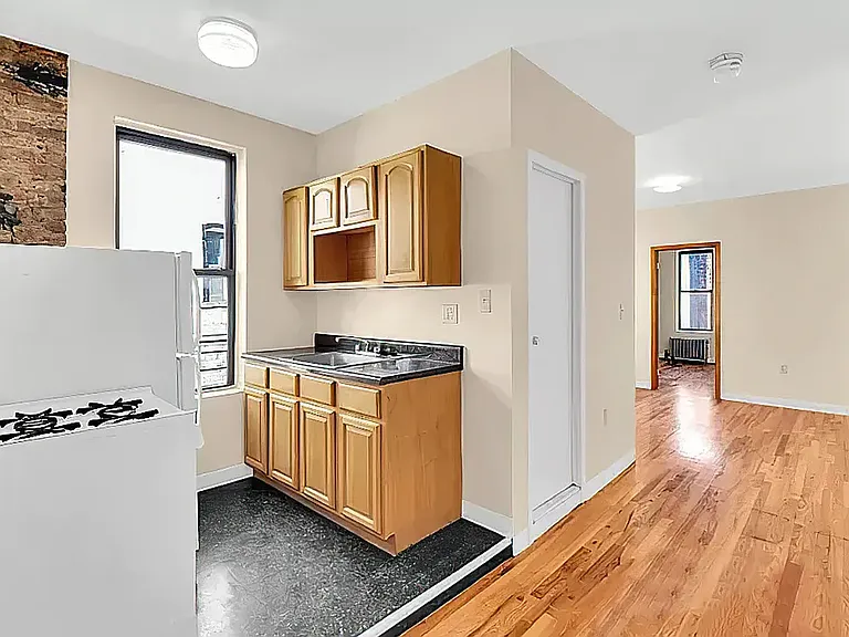 155 S 2nd St #9 — Photo 2