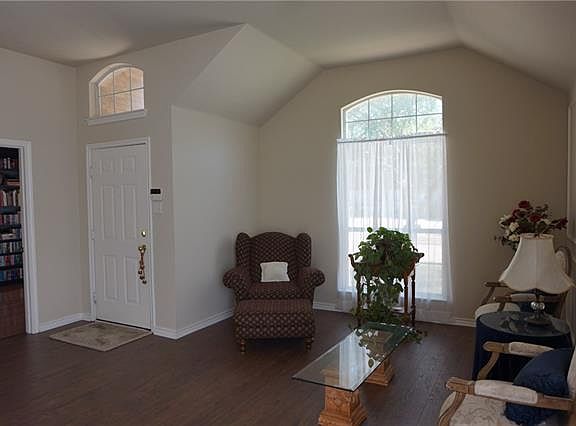 3rd image of 304 Foxglove Ct