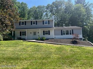 11 Winding Rdg, Clifton Park, NY 12065