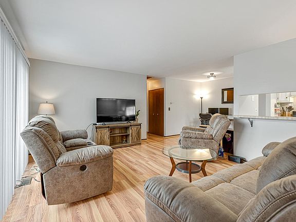 3rd image of 2S763 Winchester Cir E #E4
