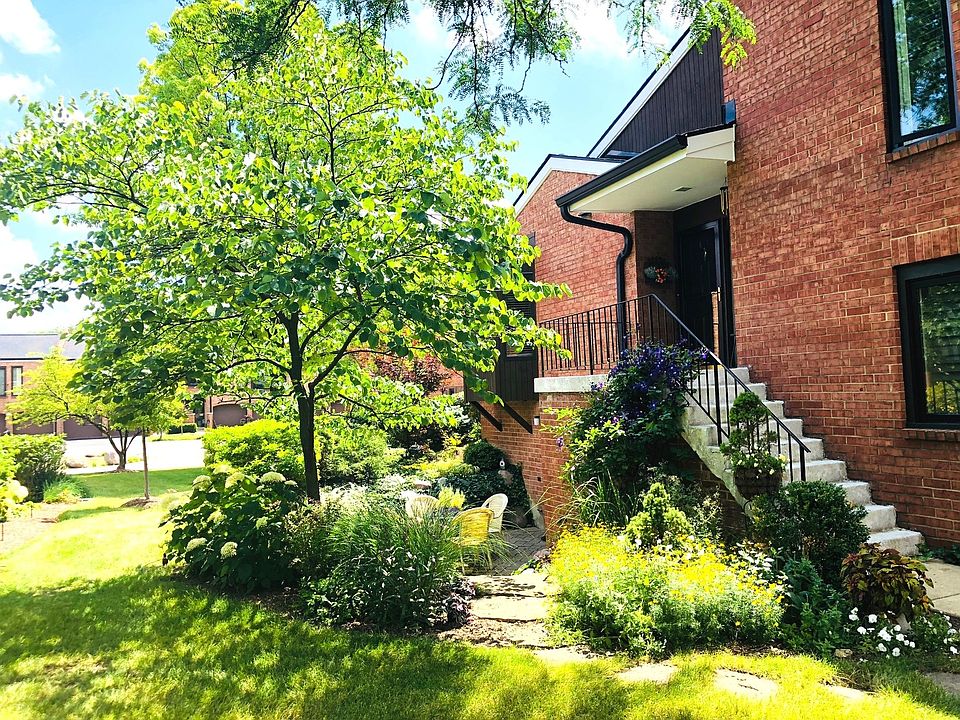 1st image of 19W261 Williamsburg Ct #4
