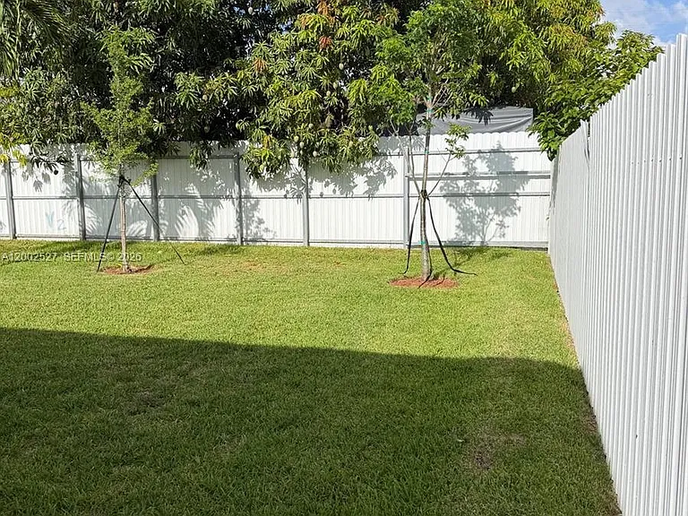 831 SE 9th Ave — Photo 4