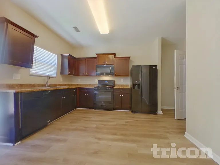 1042 Sutherland Dr — Photo 4