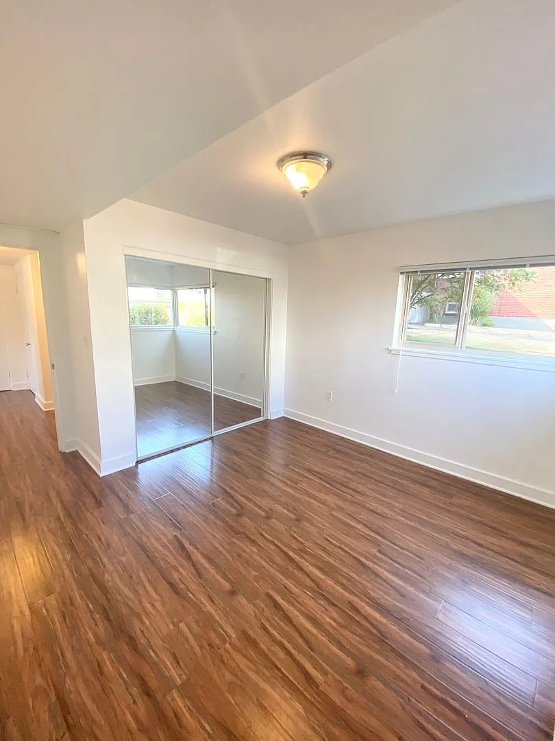 Evanston Court Apartments — Photo 4