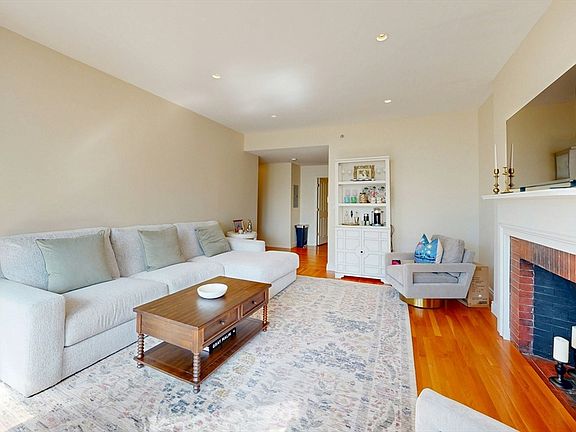 4th image of 4 Charlesgate E APT 406