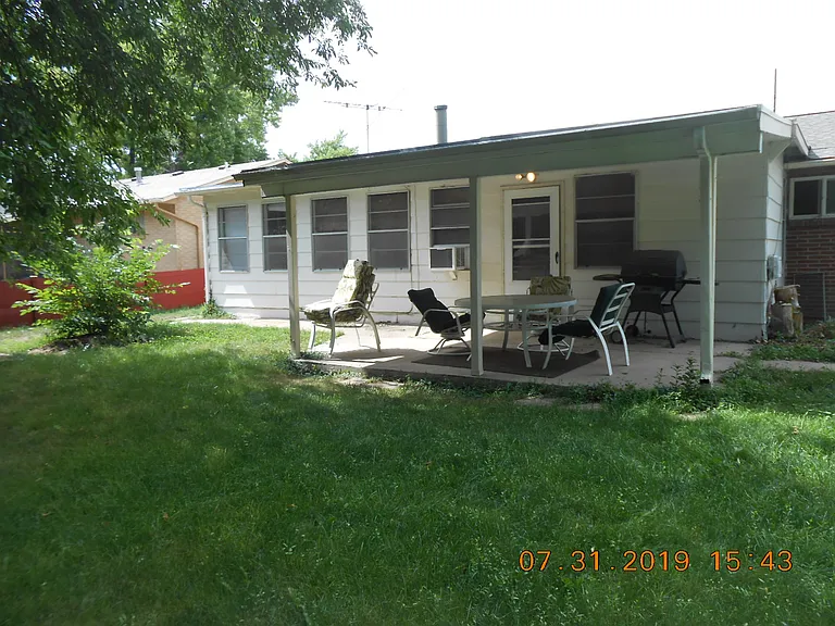 1921 Springfield Dr — Photo 2
