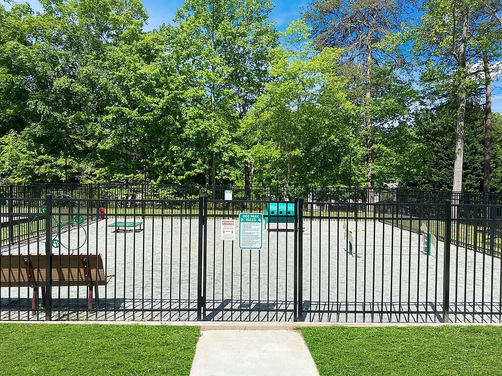 HAMPTONS AT COUNTRY PARK — Photo 2
