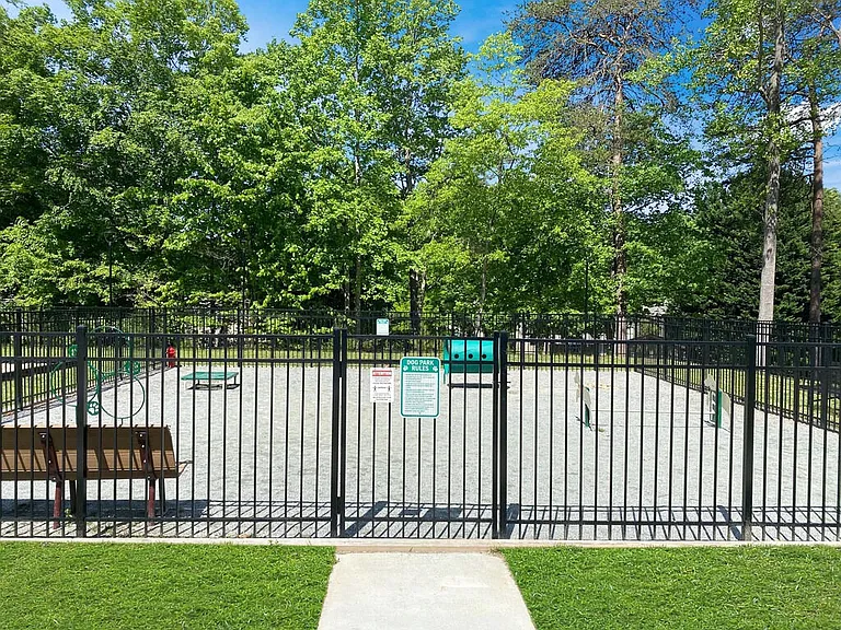 HAMPTONS AT COUNTRY PARK — Photo 2