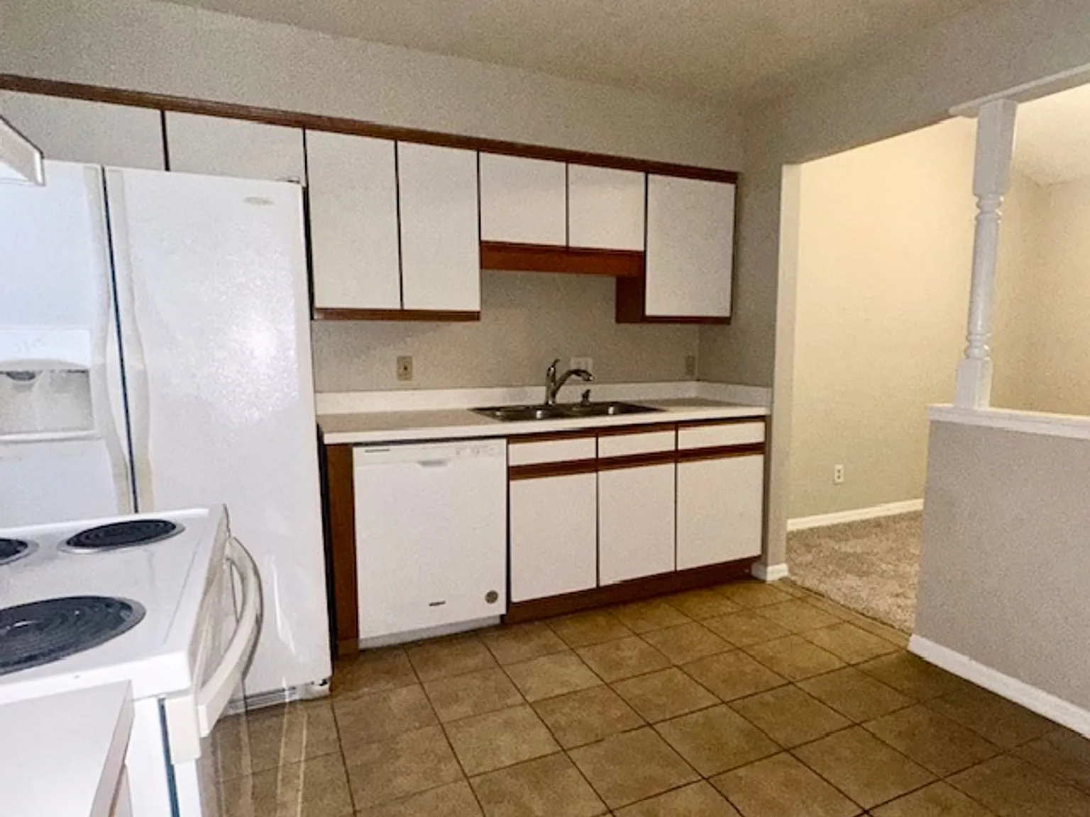 Clean 2 bedroom, 2 bath Condo with Pond View! — Photo 3